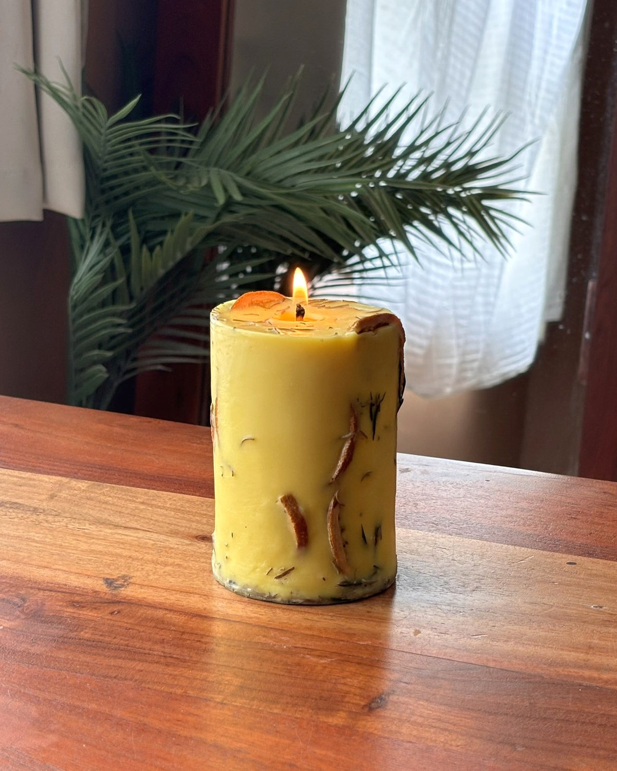 Goa Dourado, unlit, on a plain surface