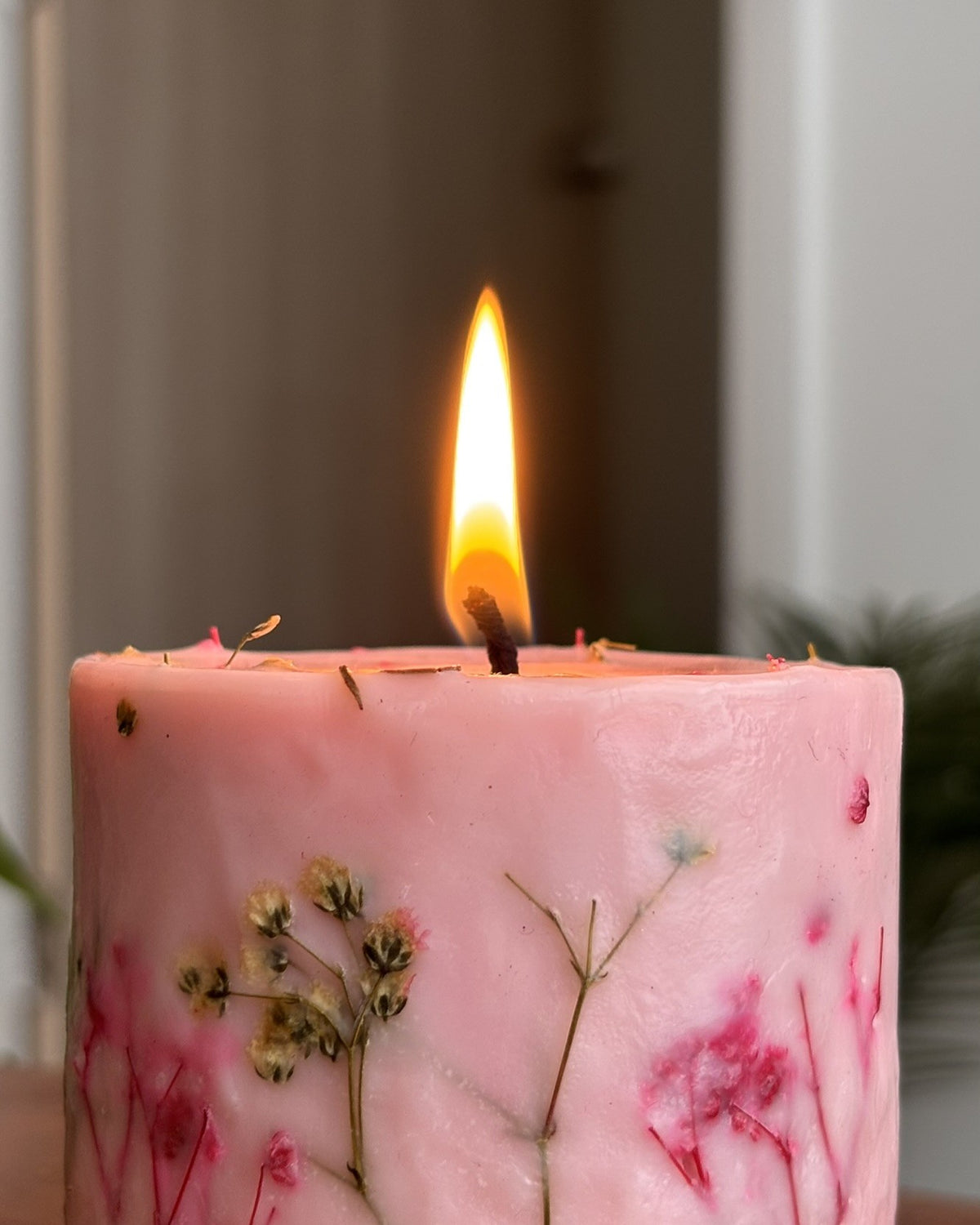 Kashmir Blossom, lit, close-up of the flame and wax pool