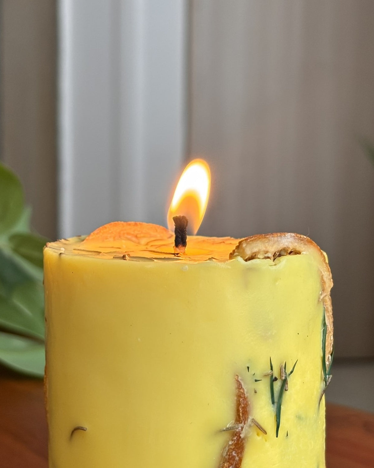 Goa Dourado, lit, close-up of the flame and wax pool