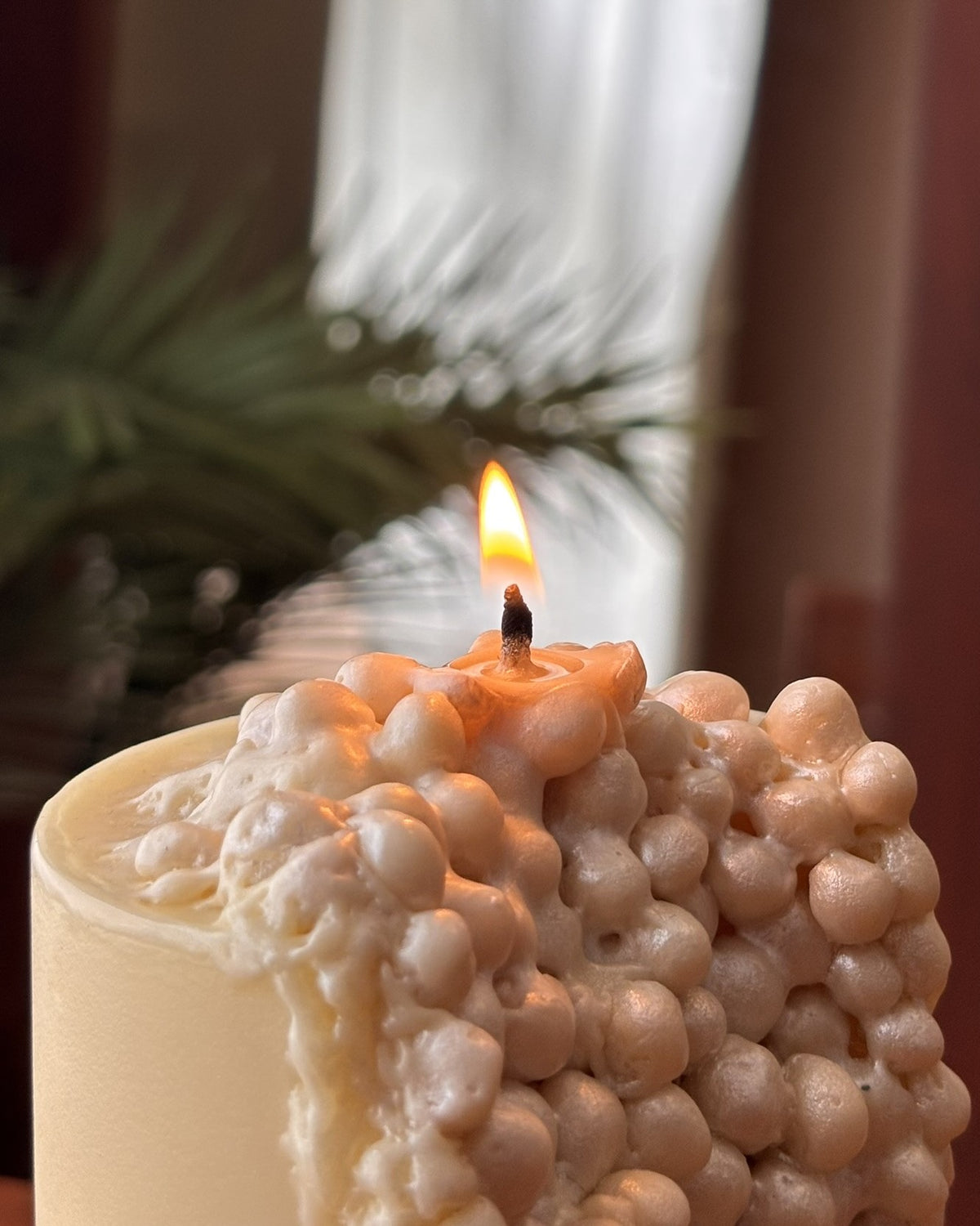 Jaipur Pearl, lit, close-up of the flame and wax pool